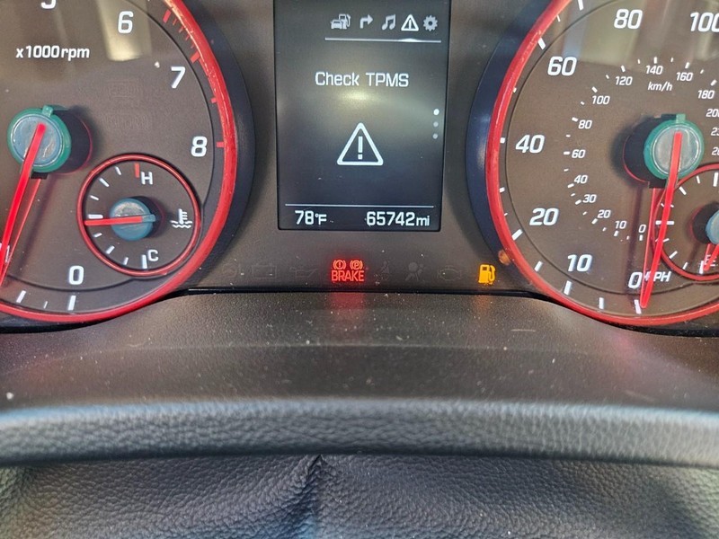 Hyundai Elantra Vehicle Full-screen Gallery Image 12