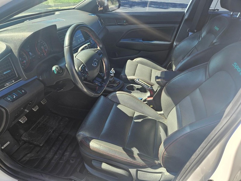 Hyundai Elantra Vehicle Full-screen Gallery Image 13