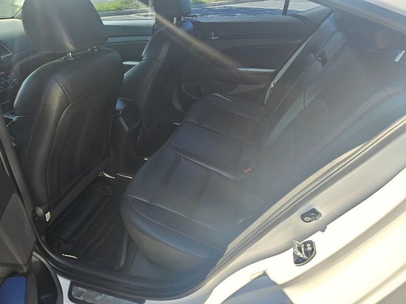 Hyundai Elantra Vehicle Full-screen Gallery Image 14