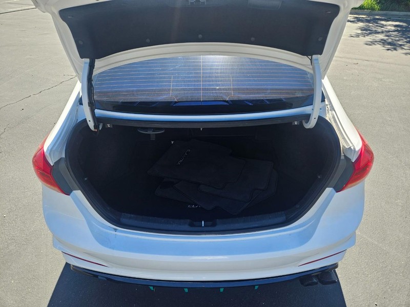Hyundai Elantra Vehicle Full-screen Gallery Image 15