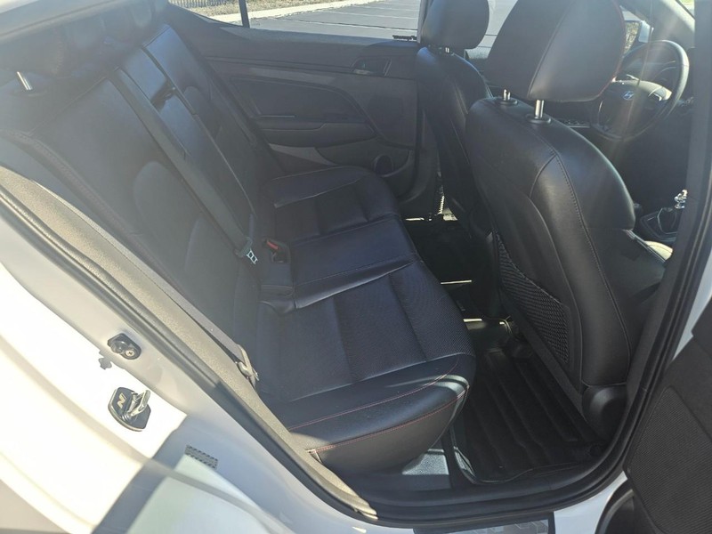 Hyundai Elantra Vehicle Full-screen Gallery Image 16
