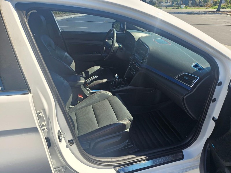 Hyundai Elantra Vehicle Full-screen Gallery Image 17