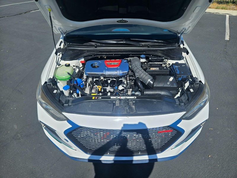 Hyundai Elantra Vehicle Full-screen Gallery Image 18