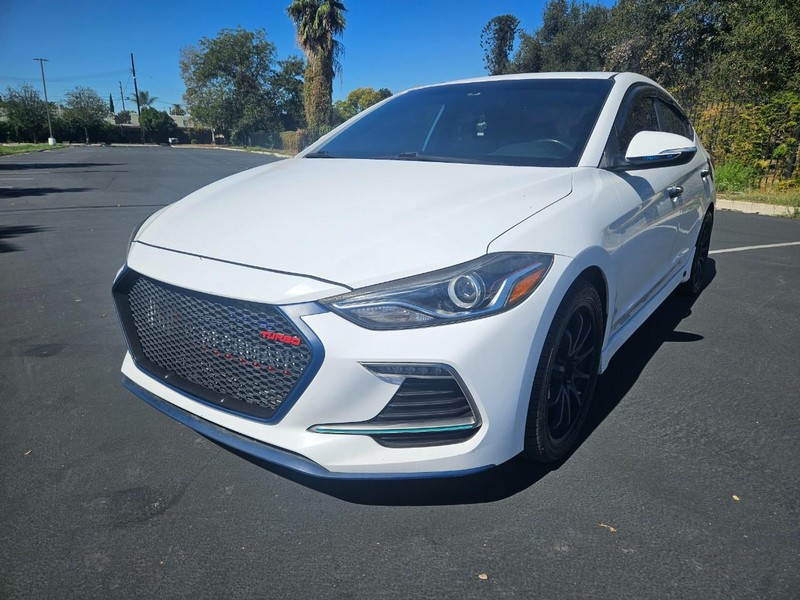 Hyundai Elantra Vehicle Full-screen Gallery Image 19
