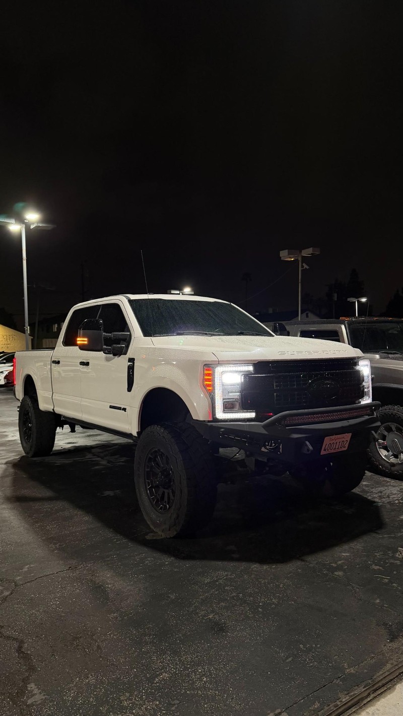Ford Super Duty F-250 SRW Vehicle Full-screen Gallery Image 01