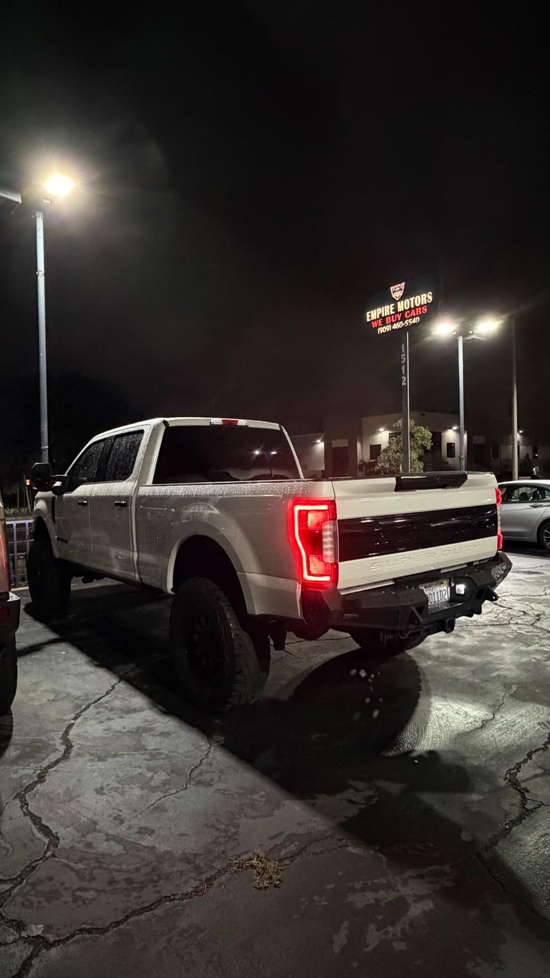 Ford Super Duty F-250 SRW Vehicle Full-screen Gallery Image 02