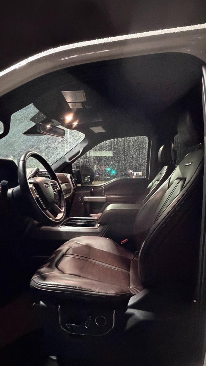 Ford Super Duty F-250 SRW Vehicle Full-screen Gallery Image 03
