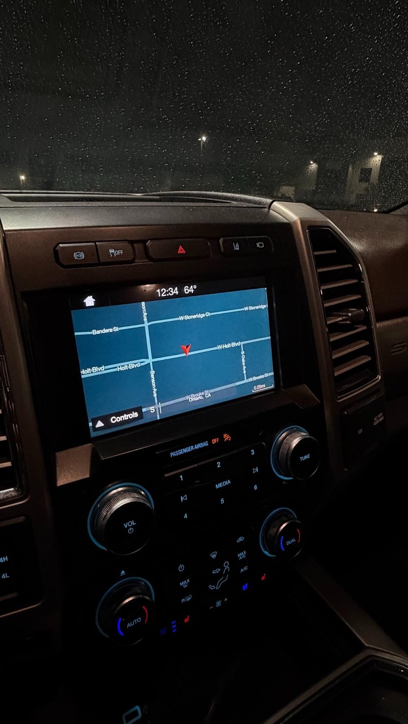 Ford Super Duty F-250 SRW Vehicle Full-screen Gallery Image 04