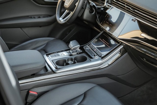Audi Q7 Vehicle Main Gallery Image 24