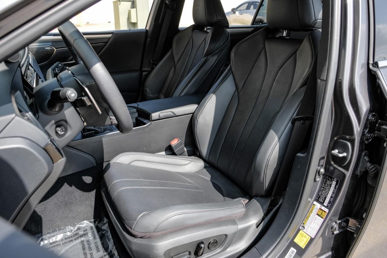 Lexus ES Vehicle Main Gallery Image 04