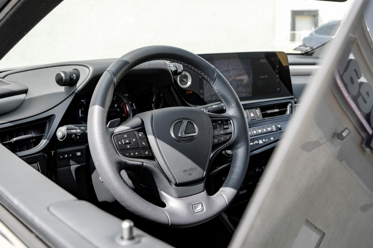 Lexus ES Vehicle Main Gallery Image 17