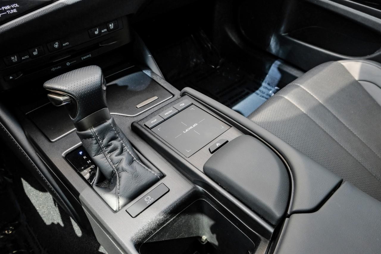 Lexus ES Vehicle Main Gallery Image 26