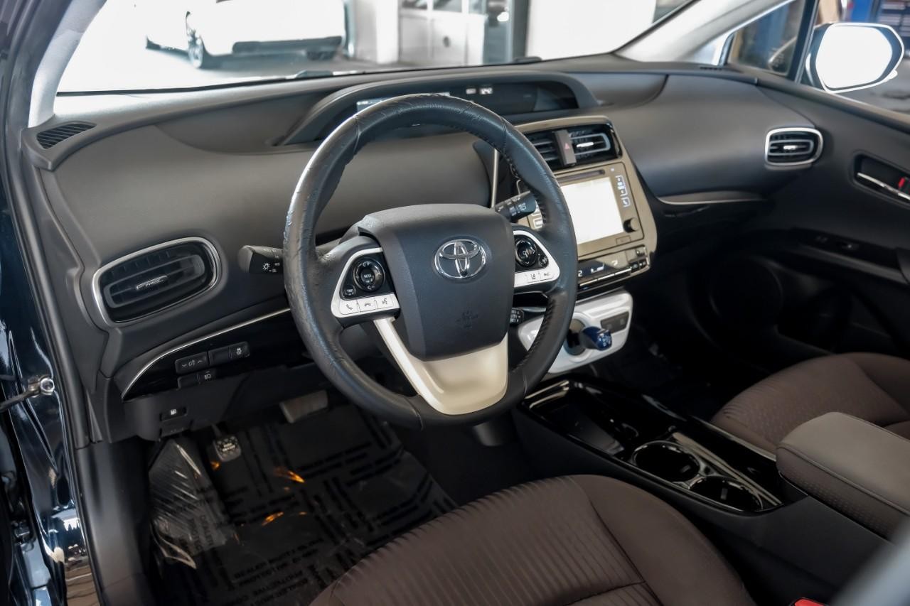 Toyota Prius Vehicle Main Gallery Image 03