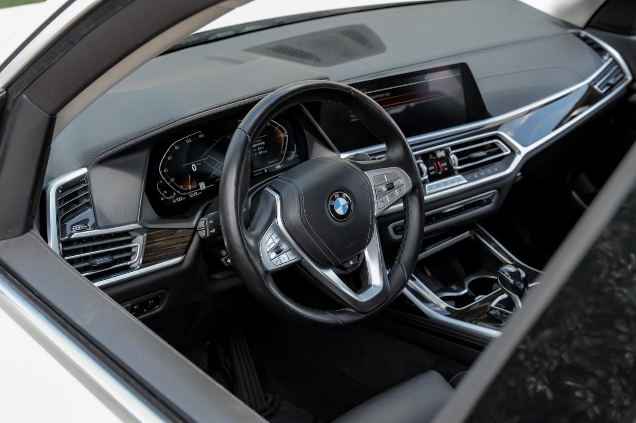 BMW X7 Vehicle Main Gallery Image 16