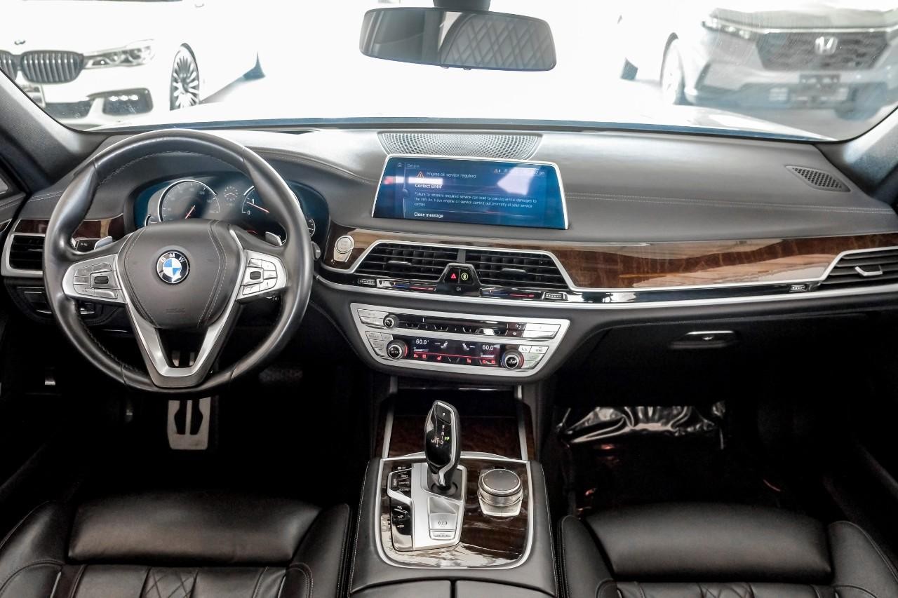 BMW 750i Vehicle Main Gallery Image 17