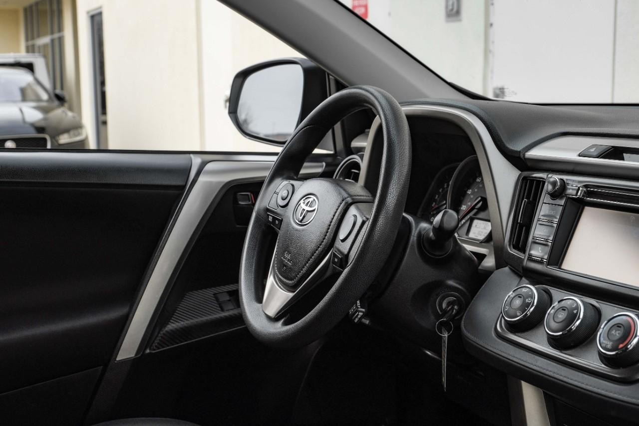 Toyota RAV4 Vehicle Main Gallery Image 13