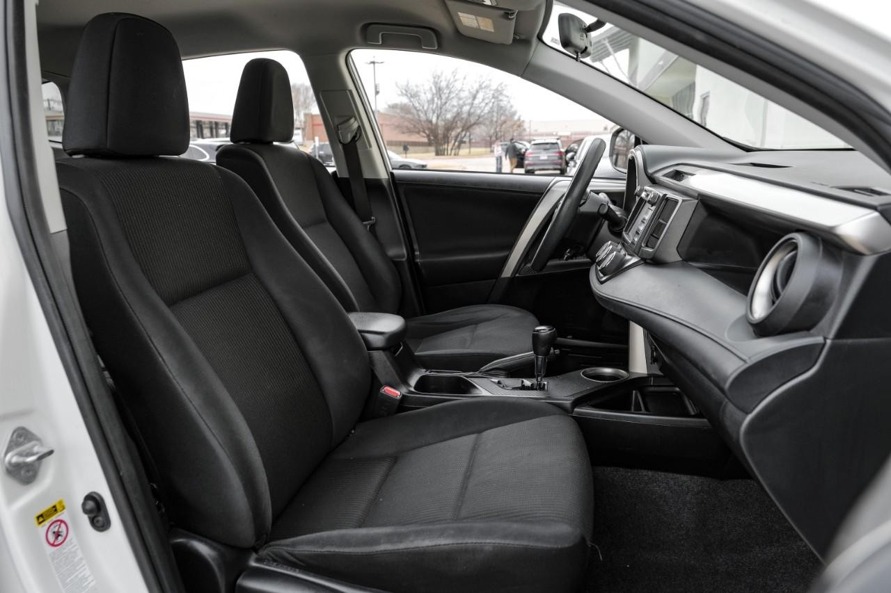 Toyota RAV4 Vehicle Main Gallery Image 27