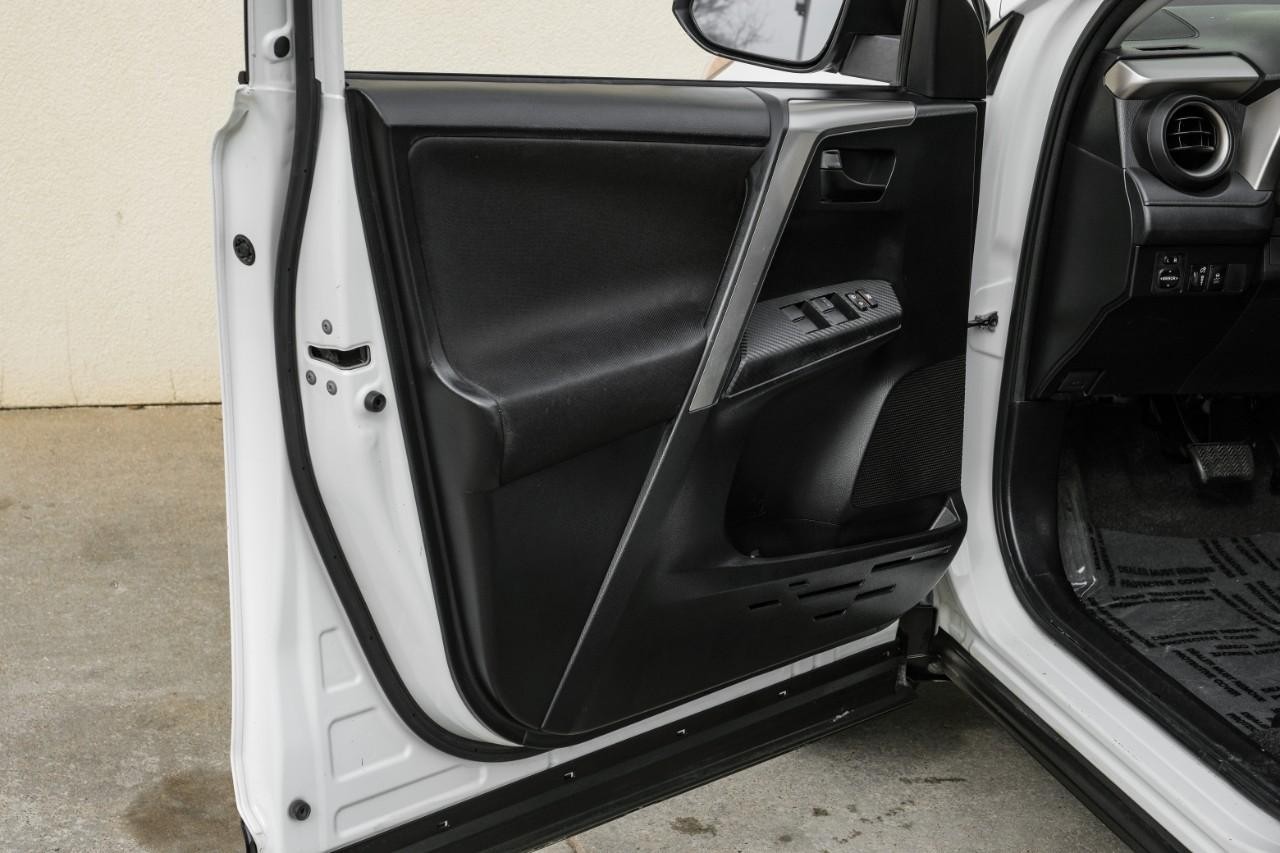 Toyota RAV4 Vehicle Main Gallery Image 34