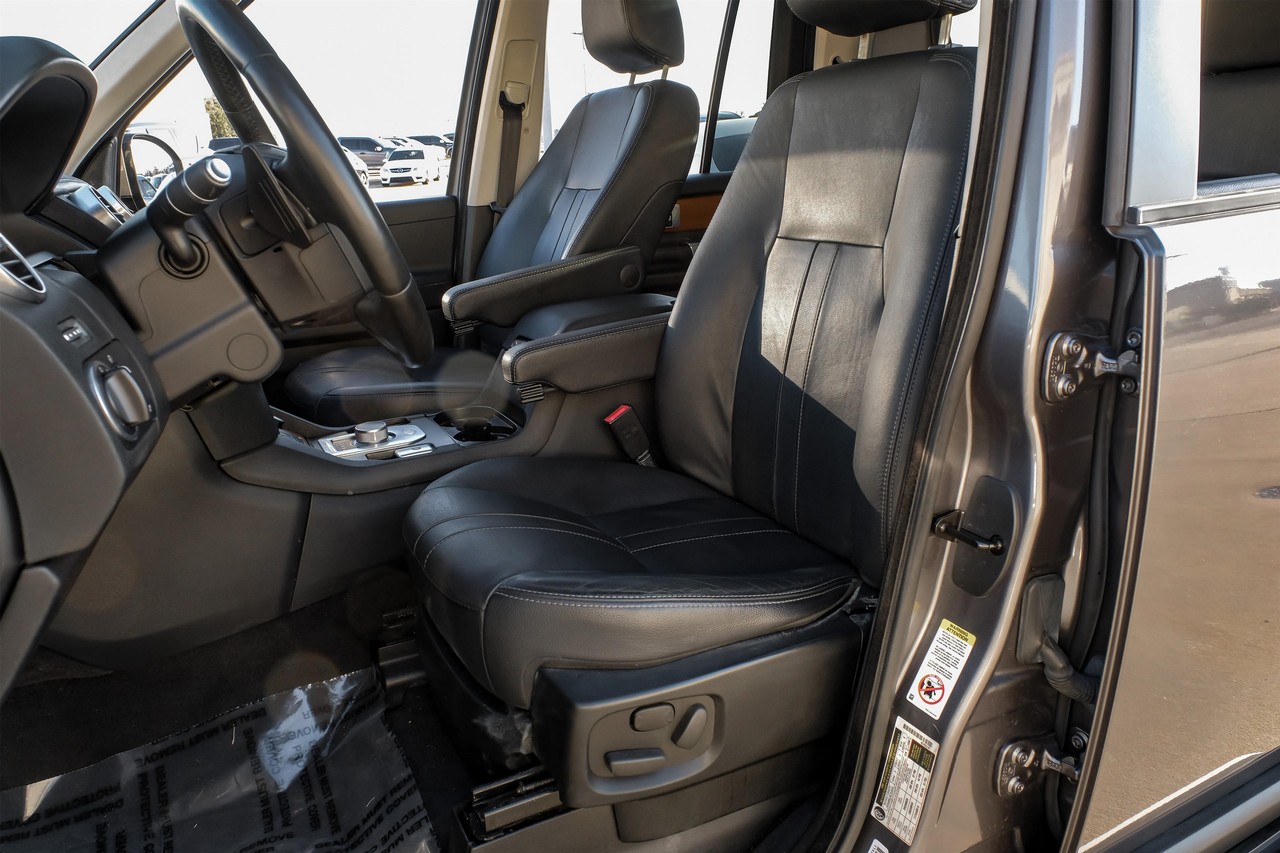 Land Rover LR4 Vehicle Main Gallery Image 04