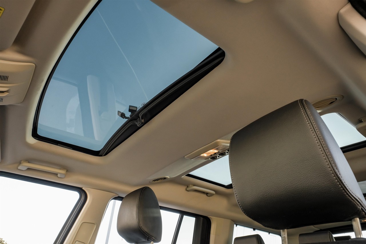 Land Rover LR4 Vehicle Main Gallery Image 05