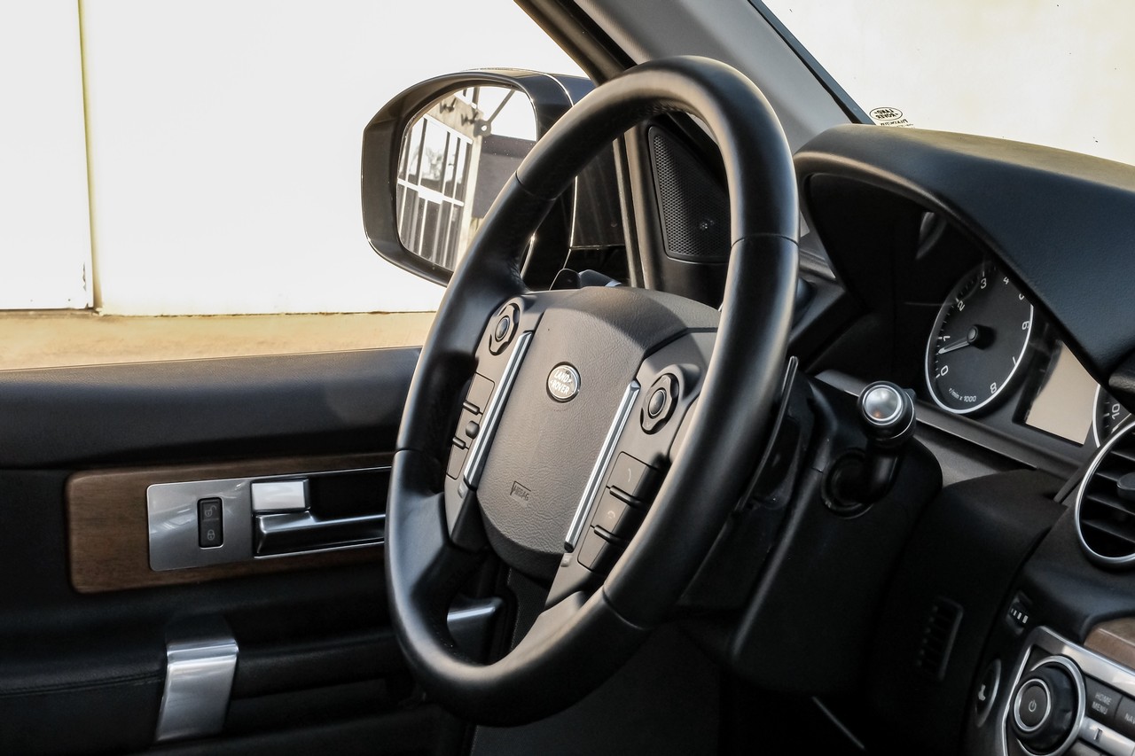 Land Rover LR4 Vehicle Main Gallery Image 17