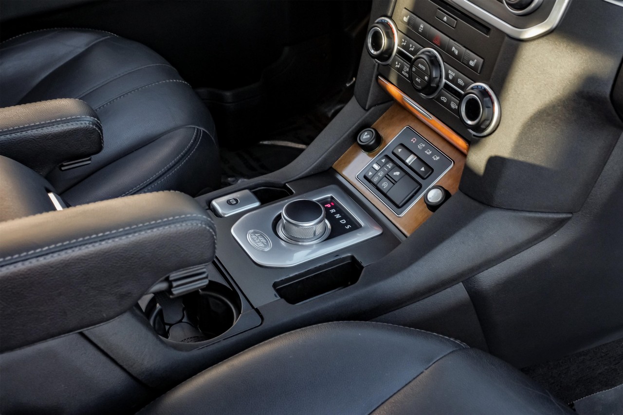 Land Rover LR4 Vehicle Main Gallery Image 24