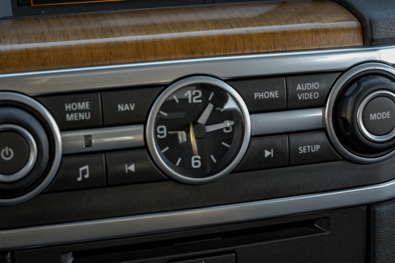 Land Rover LR4 Vehicle Main Gallery Image 30