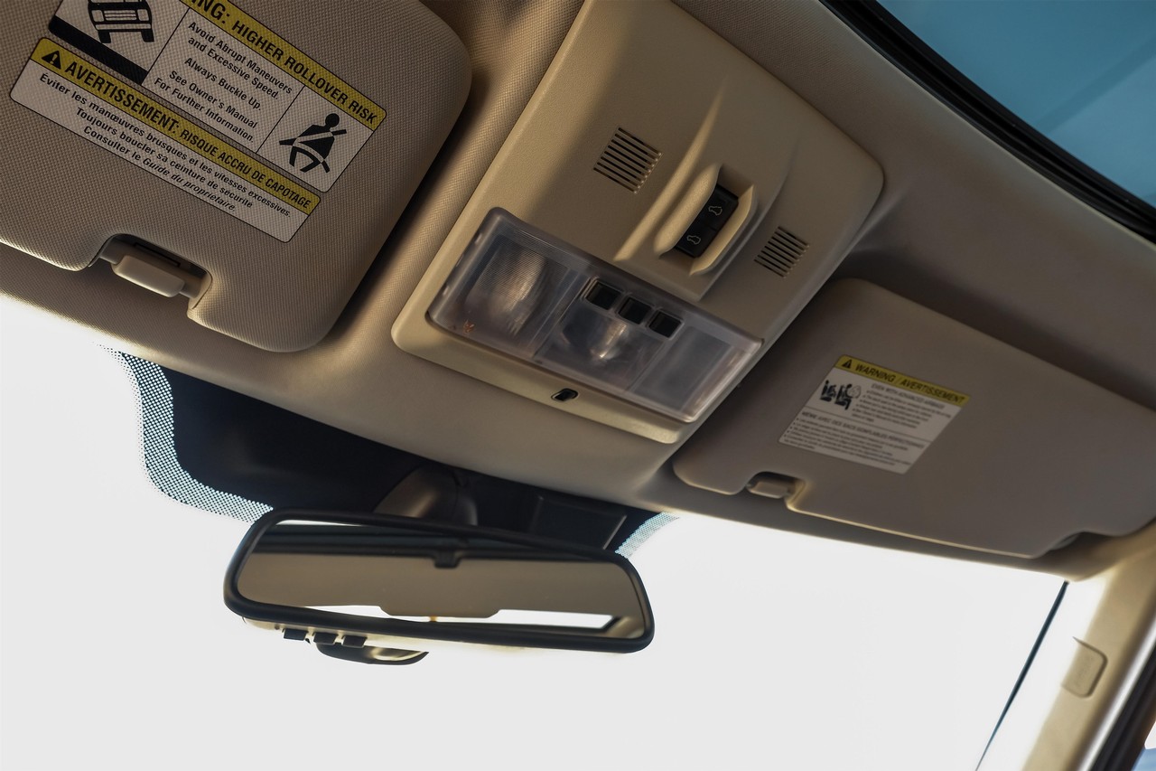 Land Rover LR4 Vehicle Main Gallery Image 35