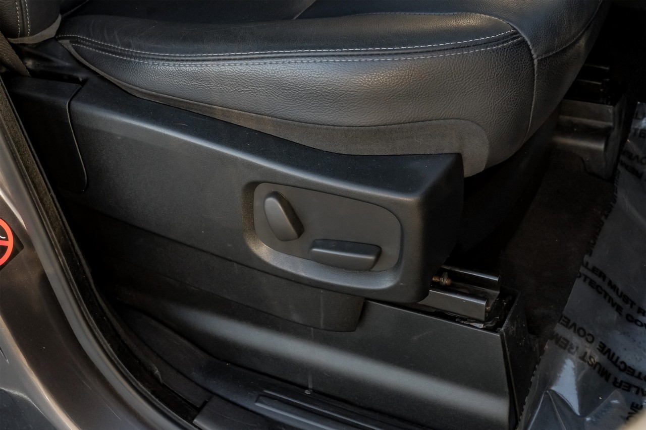 Land Rover LR4 Vehicle Main Gallery Image 38