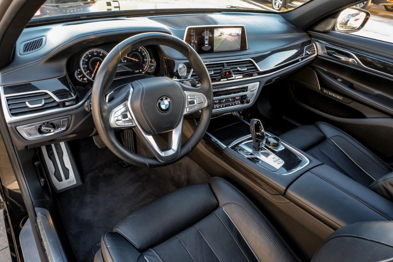 BMW 750i xDrive Vehicle Main Gallery Image 03