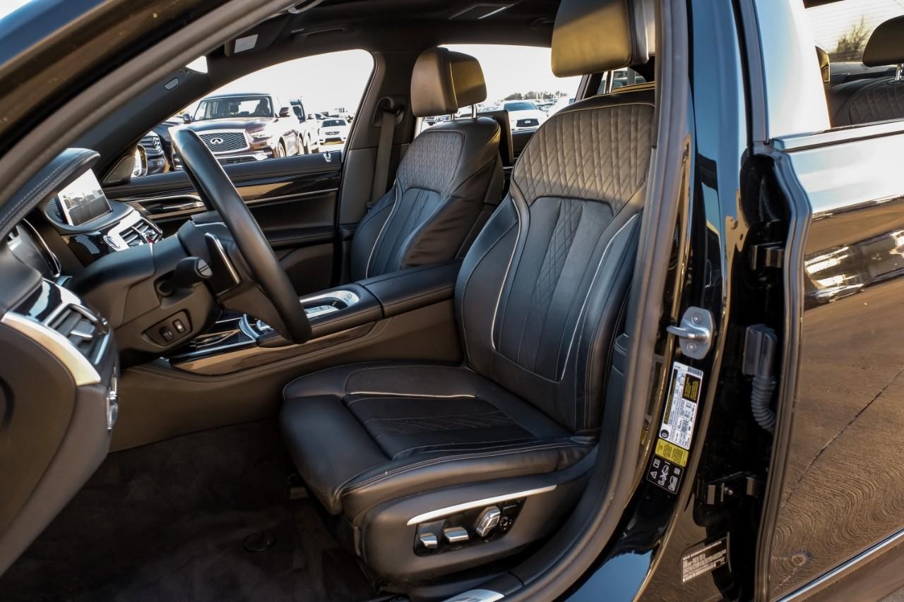 BMW 750i xDrive Vehicle Main Gallery Image 04