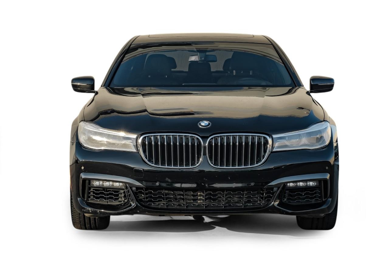 BMW 750i xDrive Vehicle Main Gallery Image 06