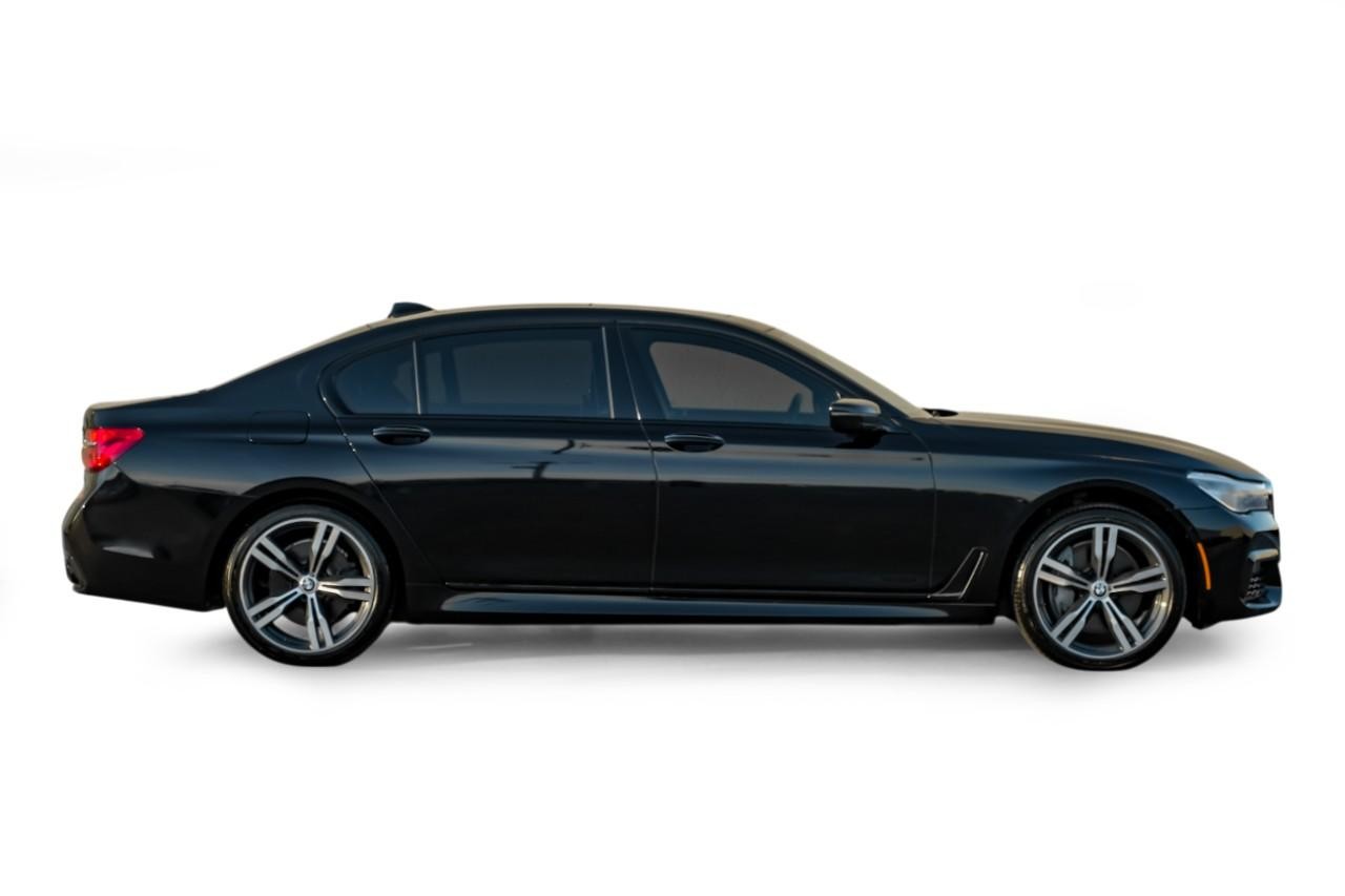 BMW 750i xDrive Vehicle Main Gallery Image 08