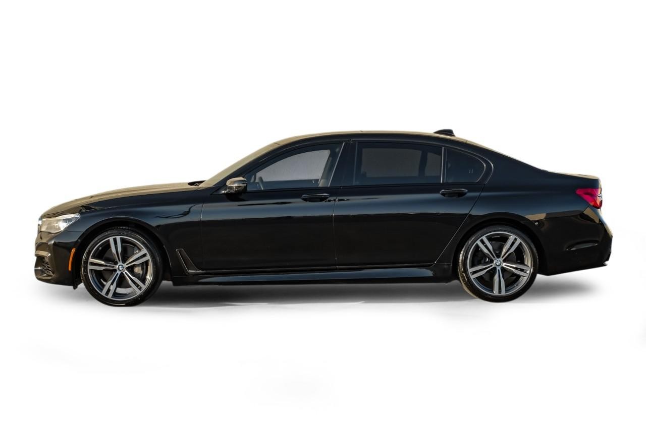 BMW 750i xDrive Vehicle Main Gallery Image 12