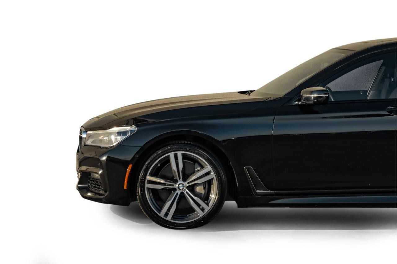 BMW 750i xDrive Vehicle Main Gallery Image 13