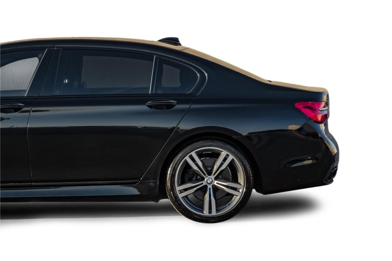 BMW 750i xDrive Vehicle Main Gallery Image 14