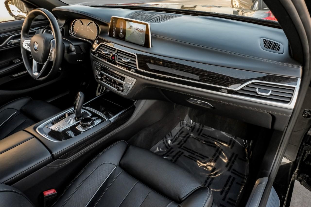 BMW 750i xDrive Vehicle Main Gallery Image 15