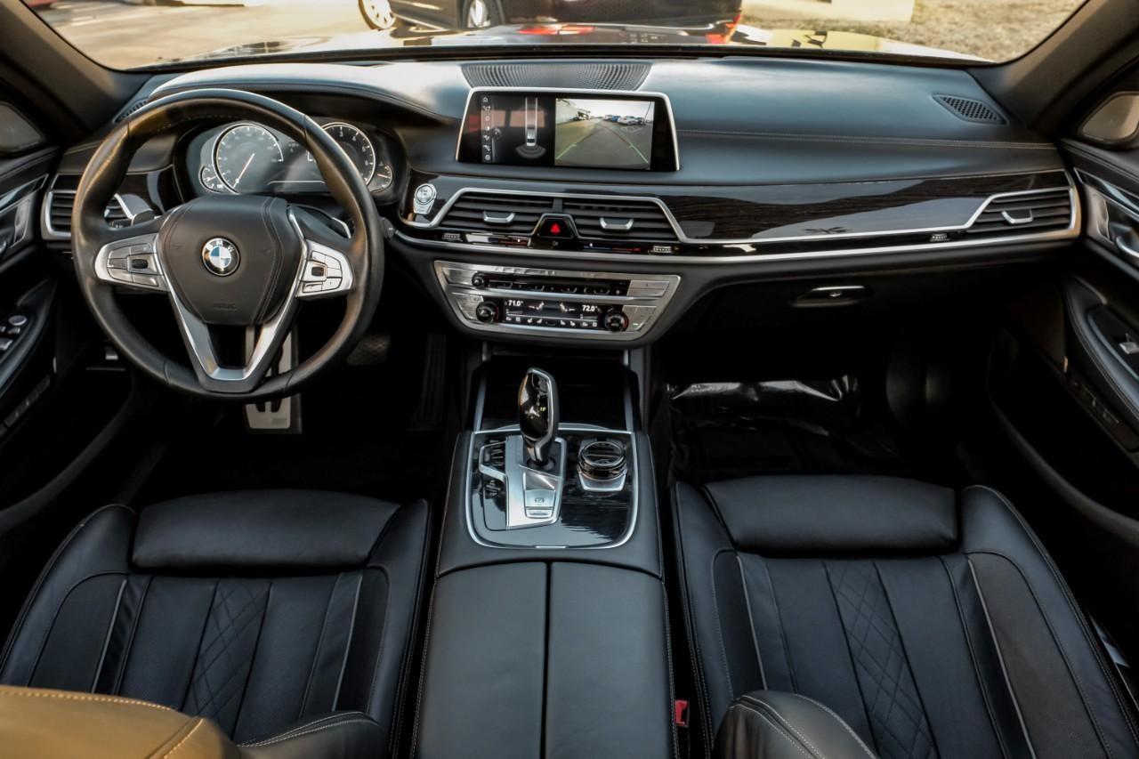 BMW 750i xDrive Vehicle Main Gallery Image 16