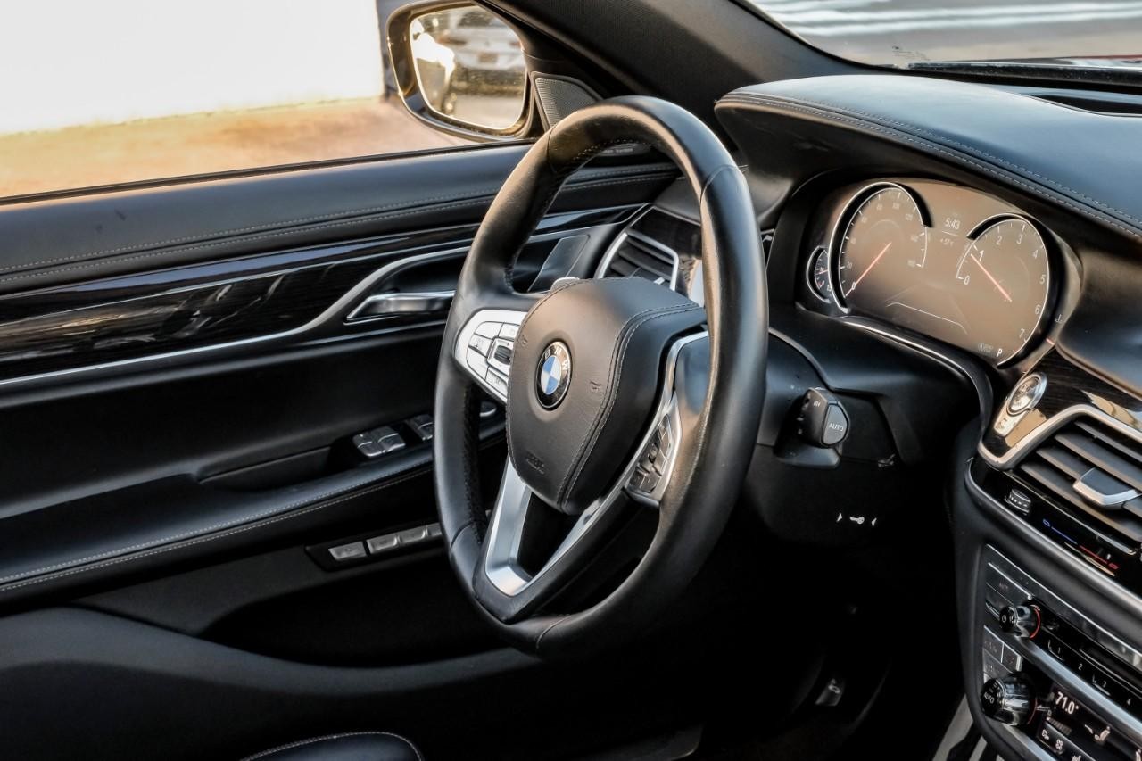 BMW 750i xDrive Vehicle Main Gallery Image 17
