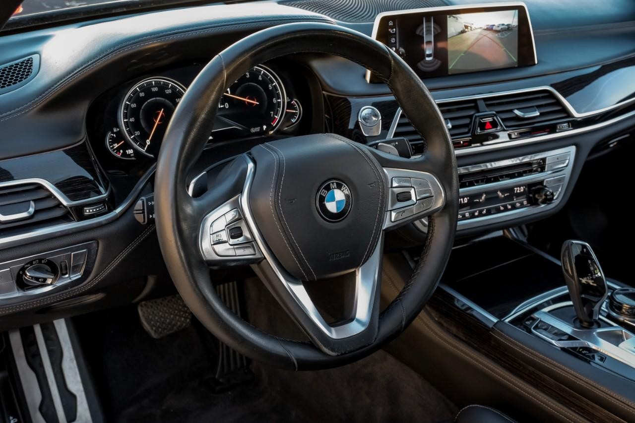 BMW 750i xDrive Vehicle Main Gallery Image 18