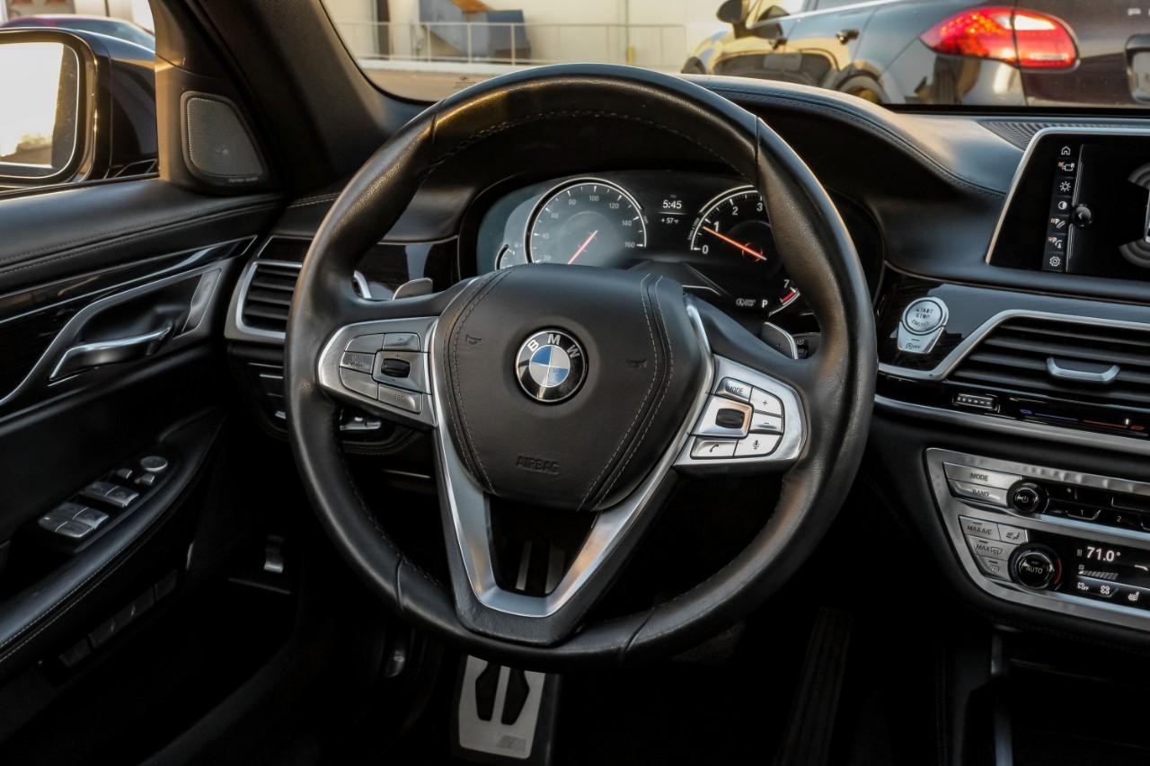 BMW 750i xDrive Vehicle Main Gallery Image 19
