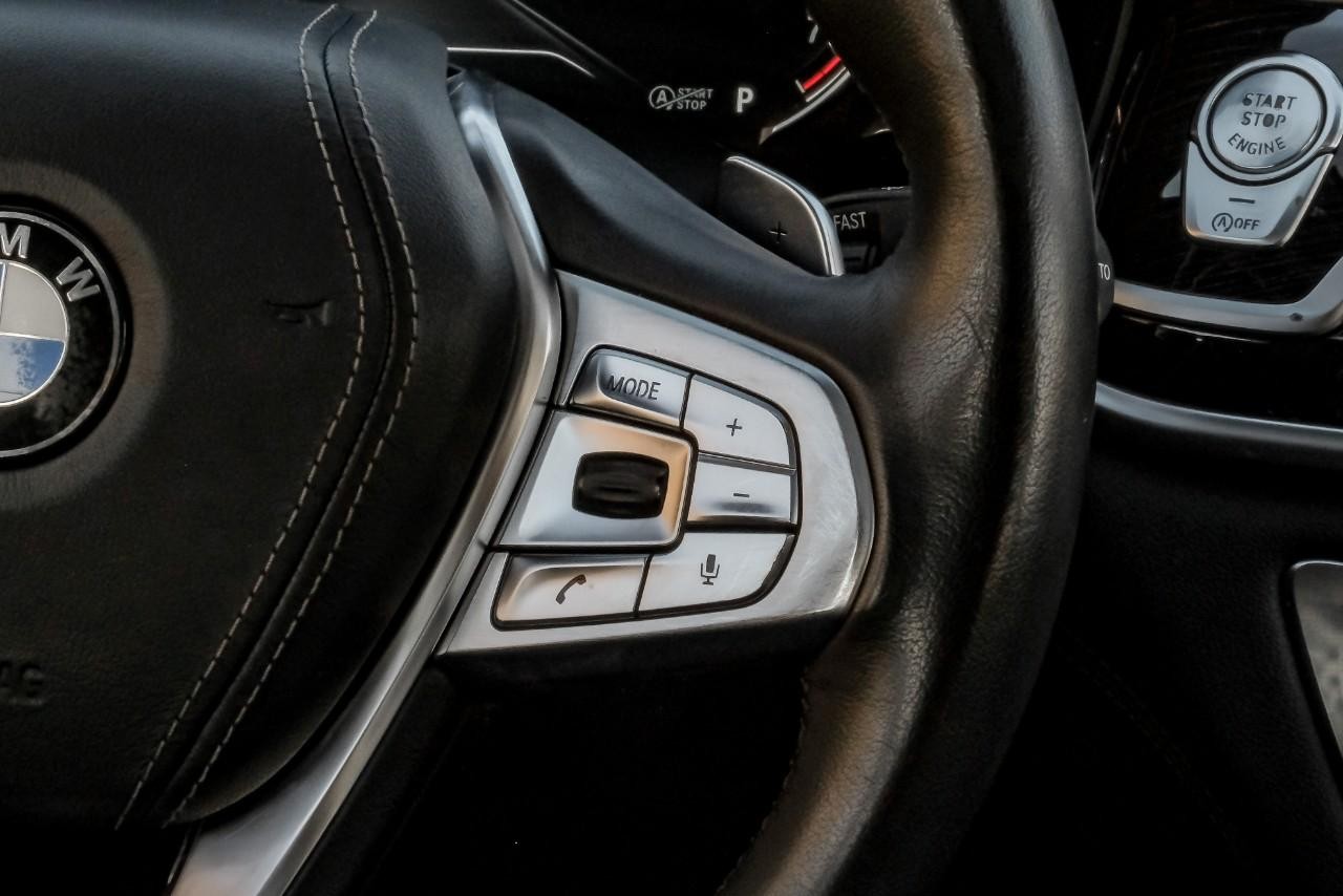 BMW 750i xDrive Vehicle Main Gallery Image 21