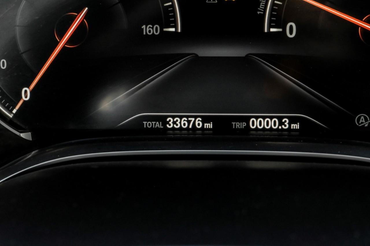 BMW 750i xDrive Vehicle Main Gallery Image 23