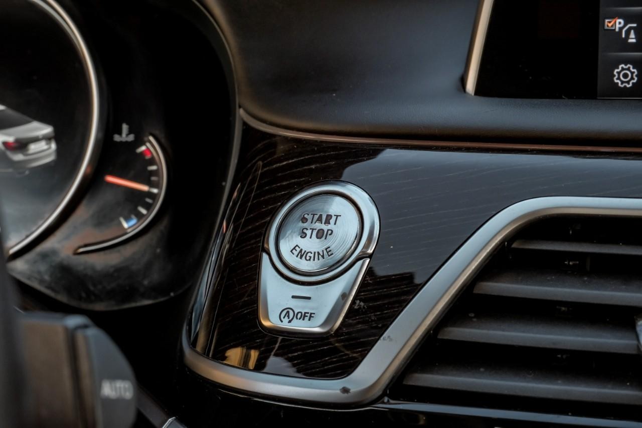 BMW 750i xDrive Vehicle Main Gallery Image 24