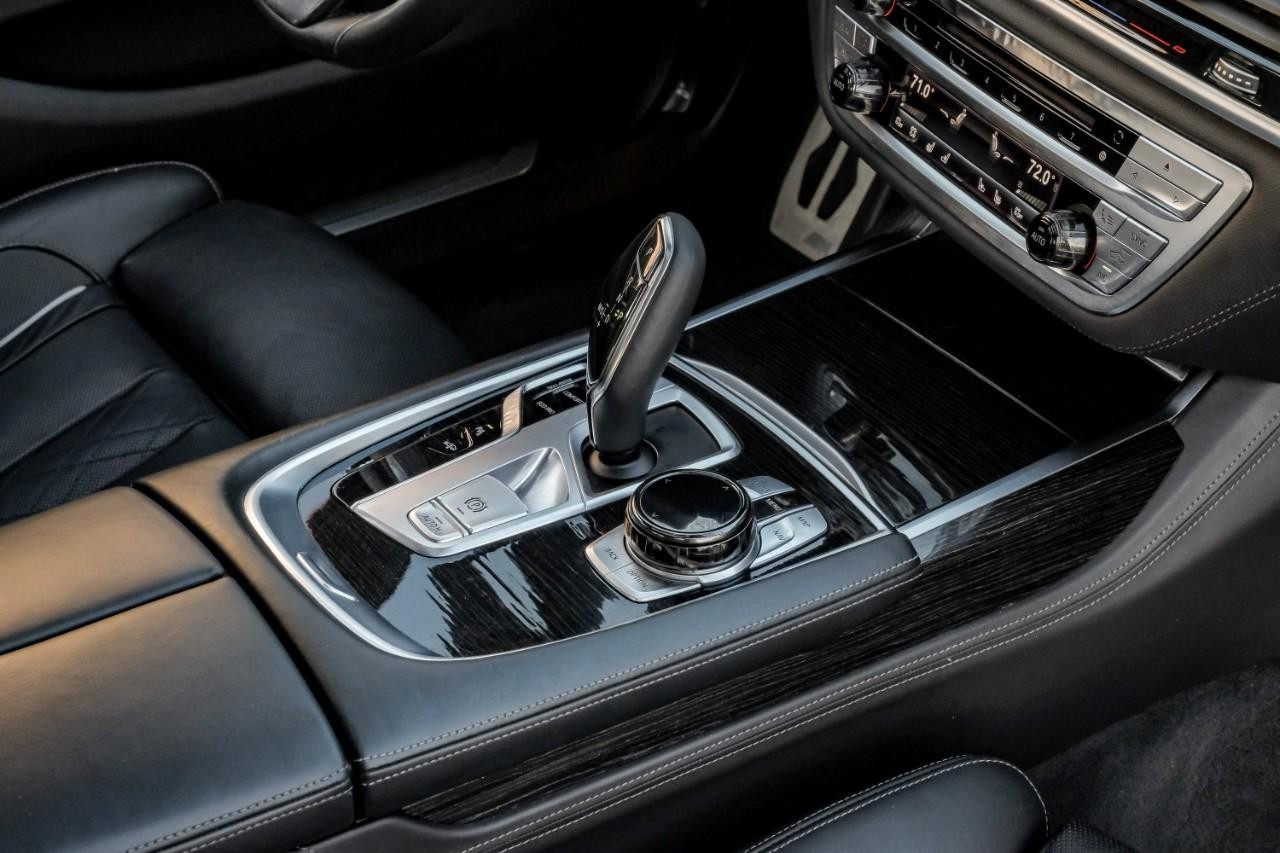 BMW 750i xDrive Vehicle Main Gallery Image 26