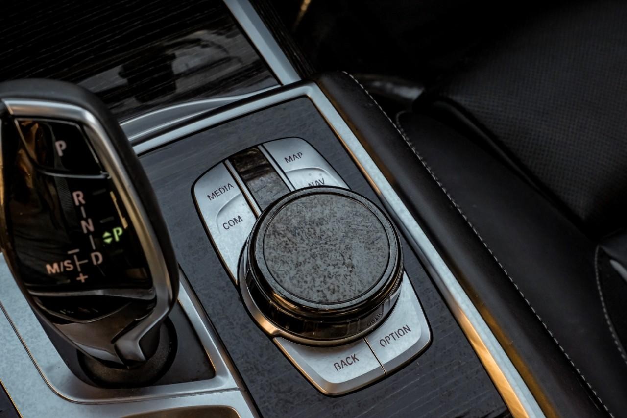 BMW 750i xDrive Vehicle Main Gallery Image 28
