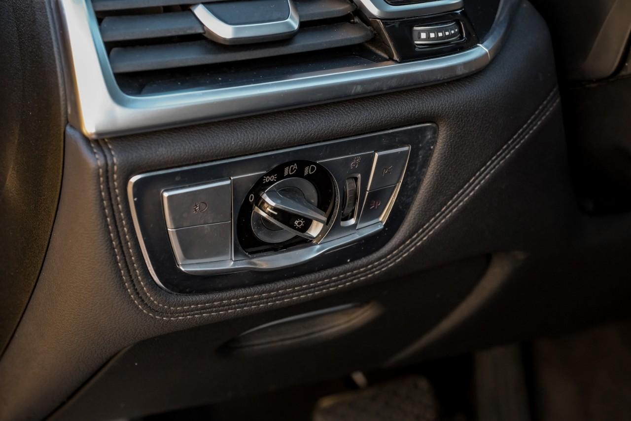 BMW 750i xDrive Vehicle Main Gallery Image 30