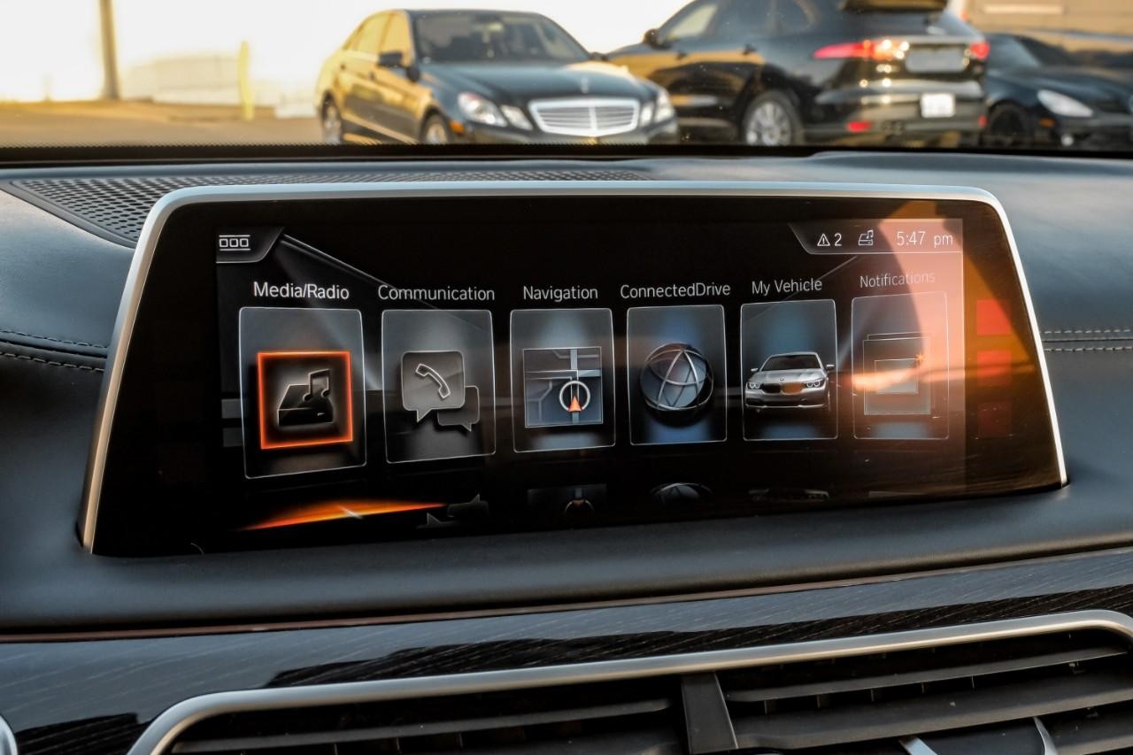 BMW 750i xDrive Vehicle Main Gallery Image 31