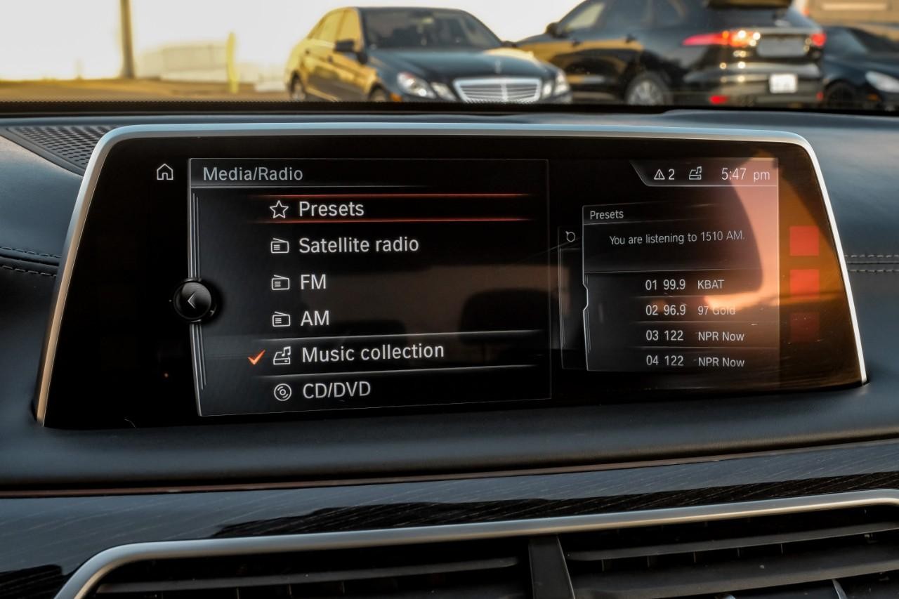 BMW 750i xDrive Vehicle Main Gallery Image 32