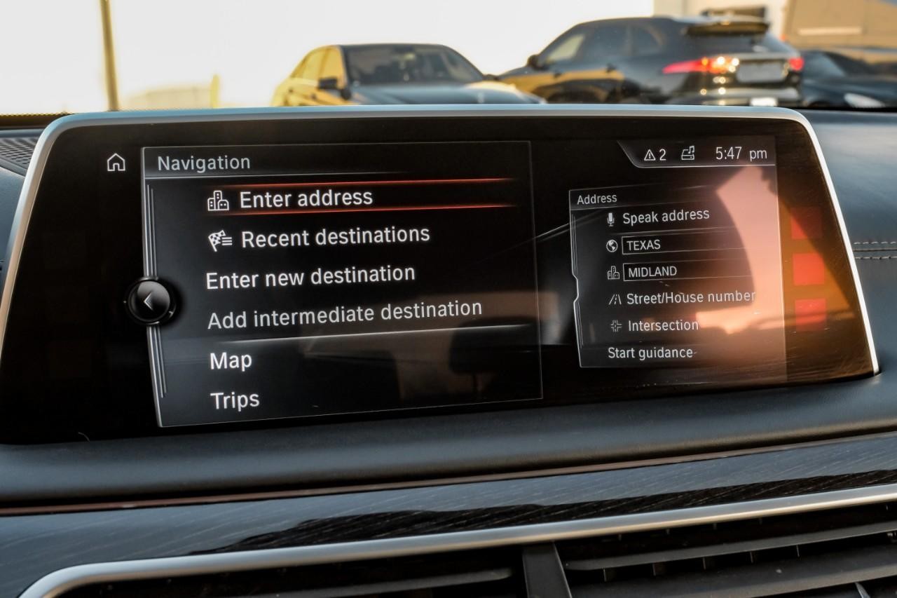 BMW 750i xDrive Vehicle Main Gallery Image 34